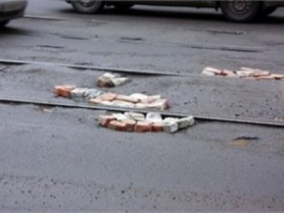 Дороги латают кирпичами 