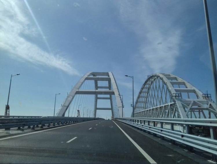 Житель Крыма усомнился в законности запрета на движение грузового транспорта по Керченскому мосту