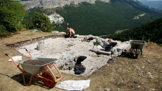Археологи в Крыму обнаружили уникальный могильник первого века до нашей эры