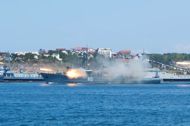 Силы обороны Украины уничтожили в Крыму морской тральщик ЧФ РФ «Ковровец»