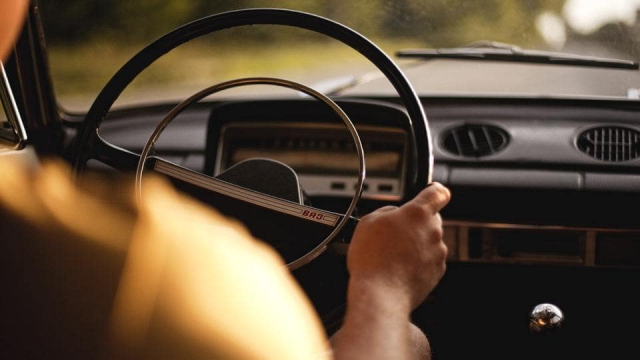 Житель Алушты угнал два автомобиля марки «ВАЗ», а третий не смог завести