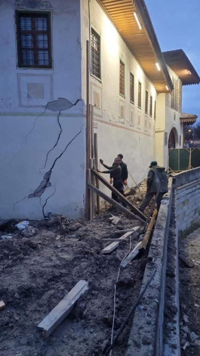 Отремонтированные стены Бахчисарайского комплекса покрылись трещинами