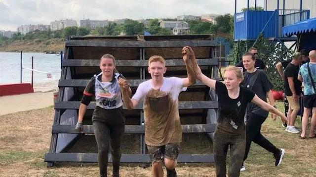 В Белогорском районе прошел массовый семейный забег с препятствиями