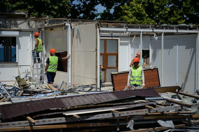 В разгар сезона на пляжах Севастополя сносят киоски и ларьки