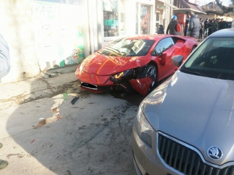 В Симферополе вип-авария, - разбили Lamborghini (видео)
