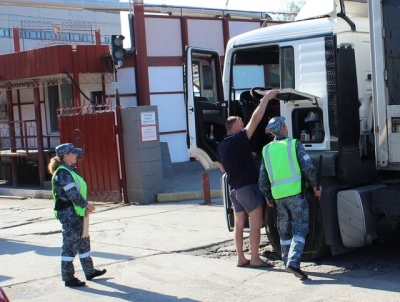 На Керченской переправе воруют грузы из большегрузных автомобилей