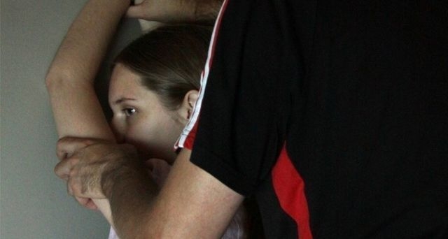 Мужчина много лет насиловал своих дочерей и бил жену