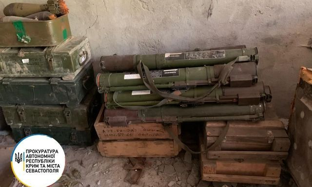 В прифронтовой Авдеевке нашли тайник с оружием, завезенным из Крыма