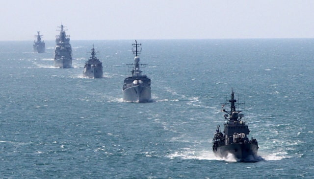 Россияне закрывают судоходство в Керченском проливе