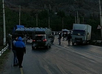 У Партенита на Симферопольской трассе гололедица столкнула между собой сразу несколько автомобилей