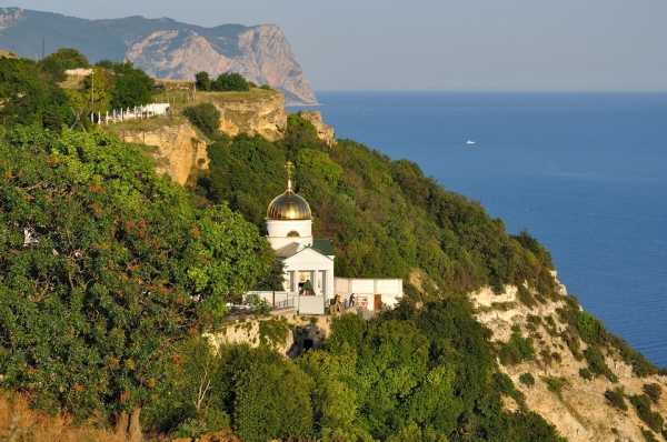 Поклонный крест установили на дне морском у мыса Фиолент	