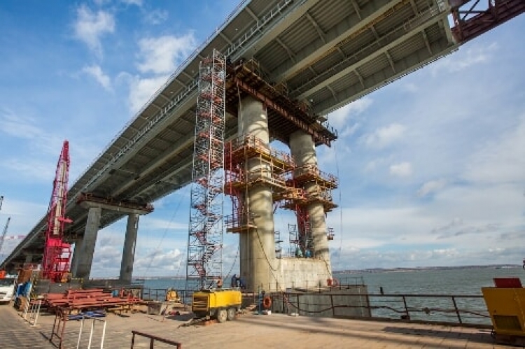 Скандал на Крымском мосту – невыполненный контракт и трещины опоры