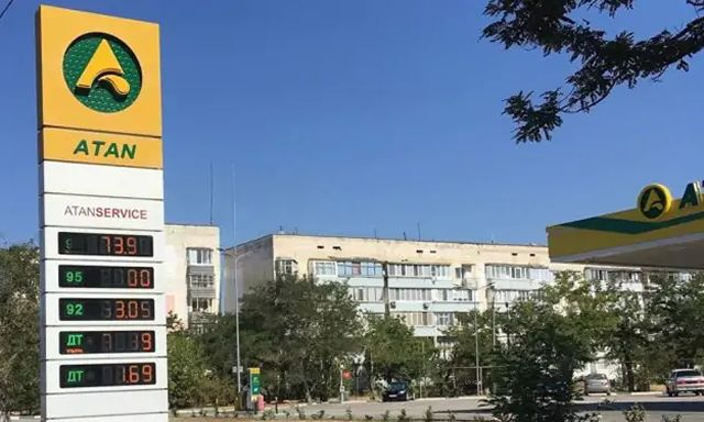 На полуострове почти исчез бензин – заправиться можно только по талонам, да и то не всем