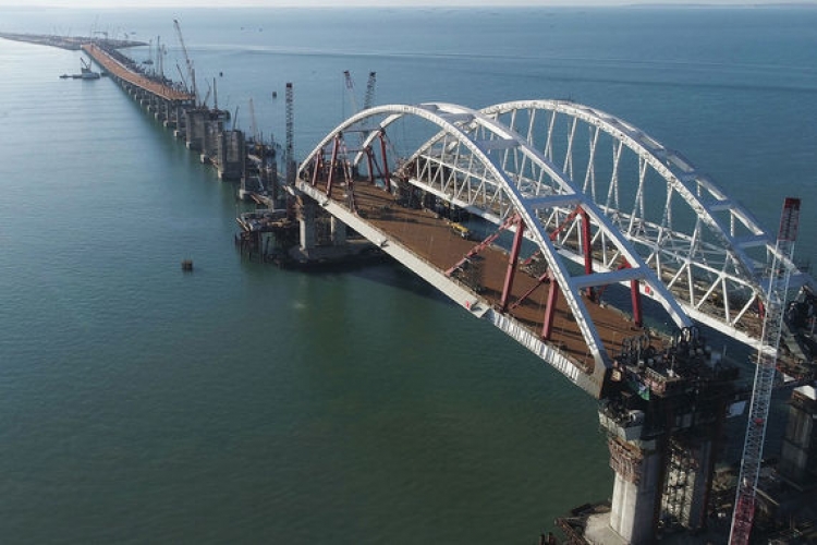 В Крыму выбирают название для строящегося моста