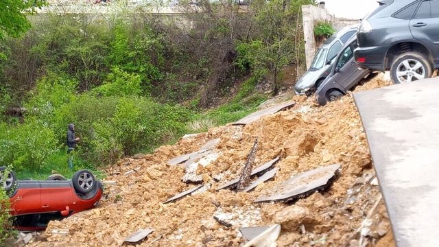 Жительница Севастополя судится из-за машины, разбитой на рухнувшей стоянке