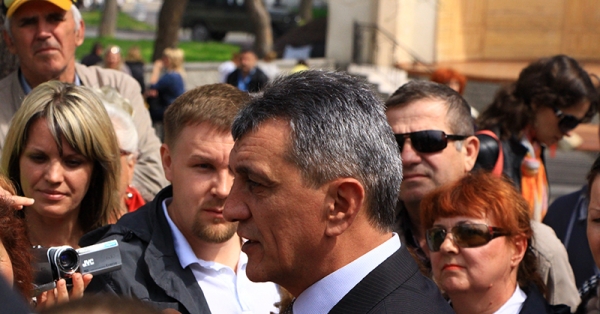 Чтобы убрать на мусорной площадке, в Максимовой даче… ждали губернатора 