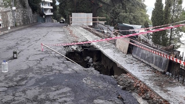 Две стороны одной медали: снег и дождь наполнили водоемы Крыма и сдвинули с места оползни
