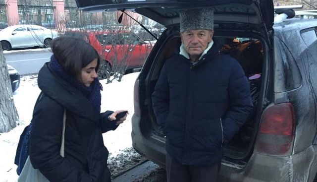 Жители Крыма доставили украинским морякам собранные вещи и письма