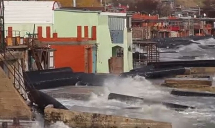 В Керчи собрали унесенную штормом конструкцию для защиты моста (видео)