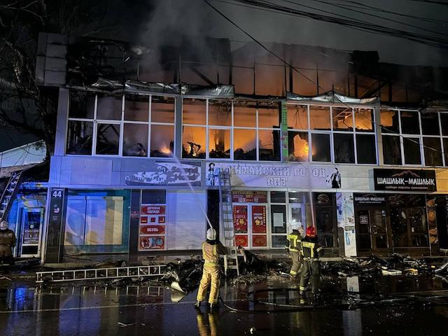 Пожар площадью свыше тысячи квадратных метров погасили лишь к утру