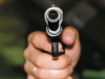 В Феодосии пассажир обстрелял автобус, а на борту самолета мужчина устроил драку