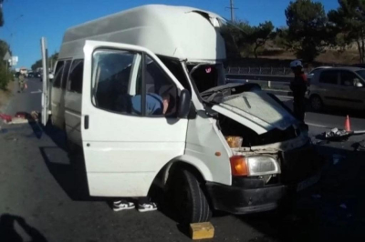 В Симферополе во время ДТП с грузовиком водителя зажало в микроавтобусе