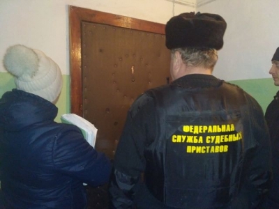 Судебные приставы в Крыму отправились по квартирам должников