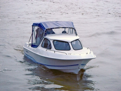 Неисправный двигатель катера прервал морскую прогулку туристов