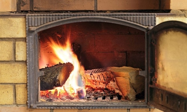 Годовалый ребенок устроил пожар и едва не погиб в огне