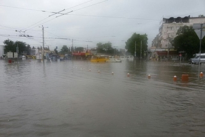 Ливень в Крыму снес крышу дворца и разрушил дороги (фото, видео)