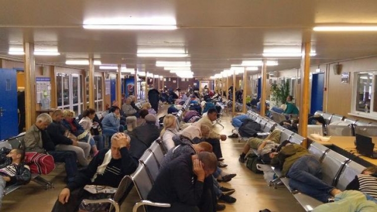 В ожидании парома: сон на скамье и каша с полевой кухни