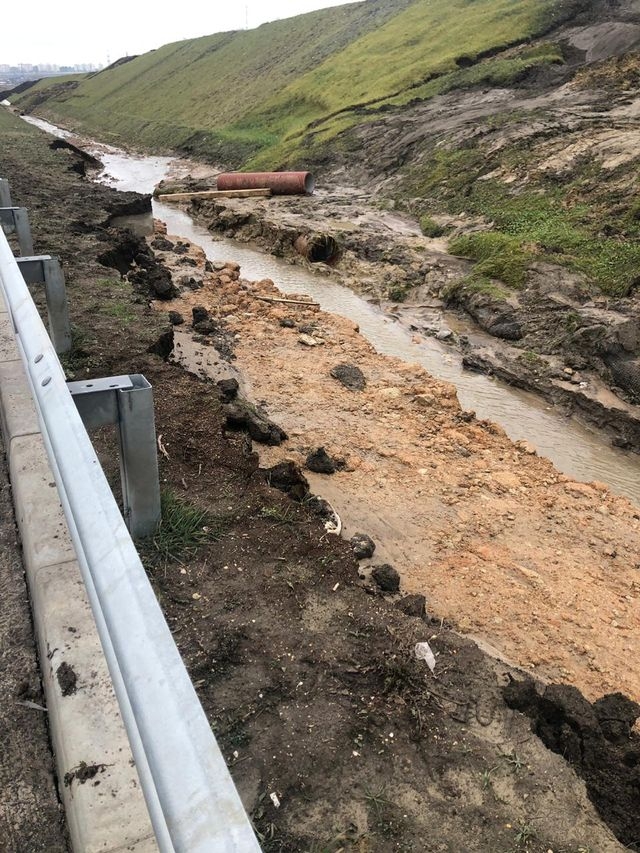 В Крымском автодоре признались: грунт на автоподходах к Крымскому мосту, действительно, ползет