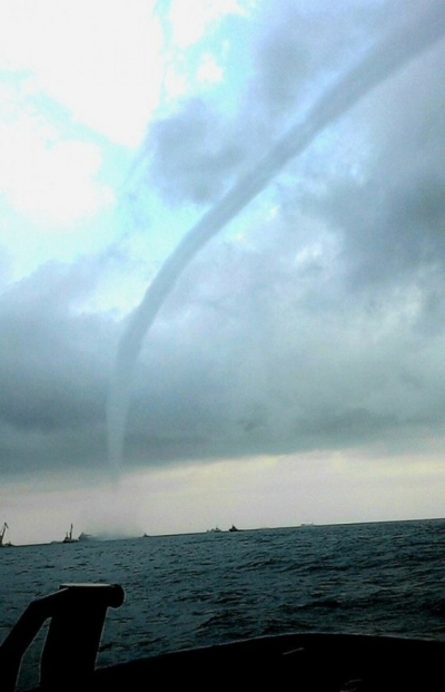 Огромный смерч пронесся вблизи моста через керченский пролив (фото)