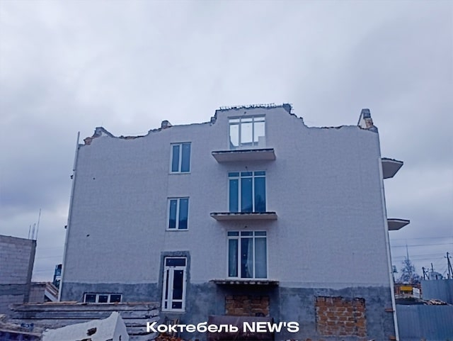 В Коктебеле снесли незаконно возведенный 4-ый этаж в частном жилом доме