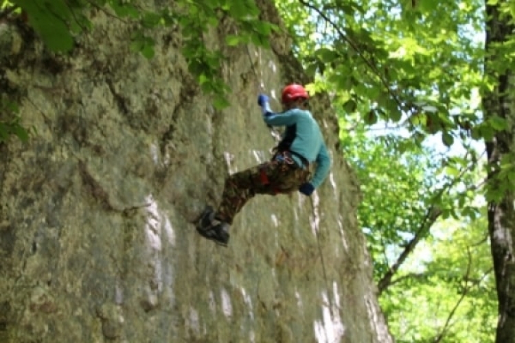Сразу 5 туристов не смогли спуститься со склона Ай-Петри