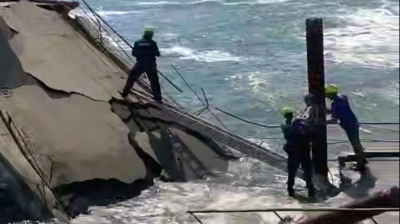 На центральной набережной Алушты обрушился причал с рыбаками