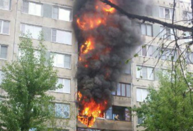 Вчера в Форосе полностью сгорели три летних домика, а в Феодосии – три балкона (видео)