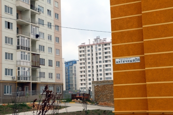 Губернатор Севастополя вместе с чиновниками посетил новостройки