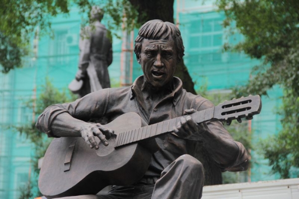 В Симферополе открыли памятник Высоцкому