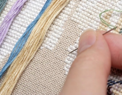 Продолжают вышивать 8-метровый рушник