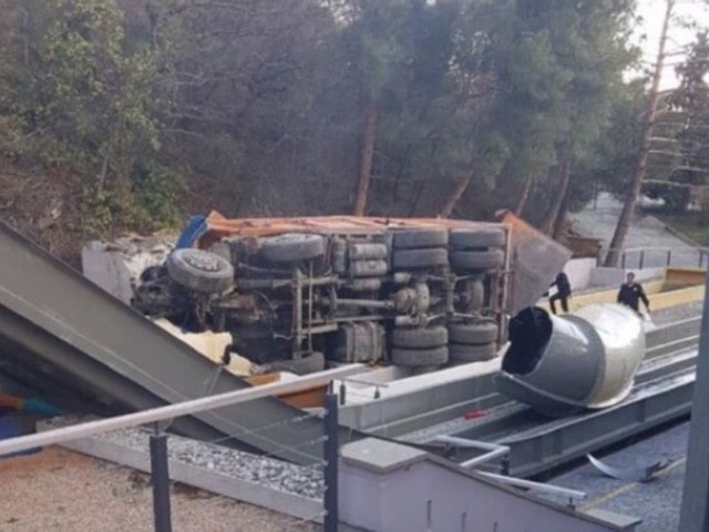 На аквапарк ялтинского отеля свалился грузовик (видео)