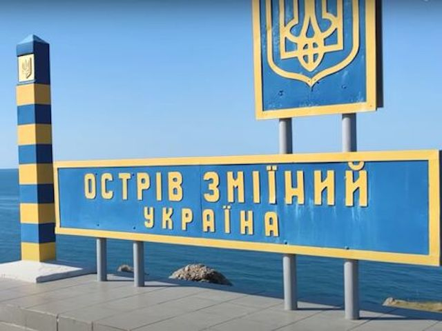 В Севастополь свозят трупы российских военных, убитых на Змеином острове