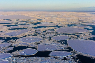 Азовское море не перестает подбрасывать лед в Керченский пролив