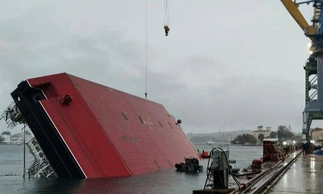 На морском заводе в Севастополе перевернулся плавучий кран – есть погибшие и пострадавшие