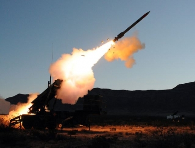 Оккупанты запустили в Крыму крылатую ракету и устанавливают арку на Керченском мосту