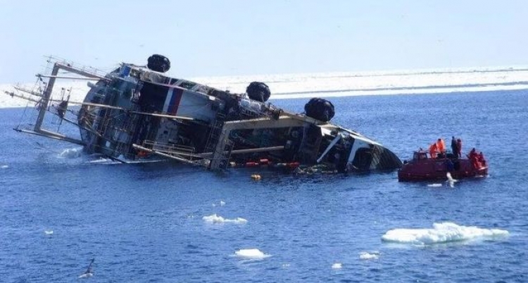 Четверо моряков едва не утонули вместе с рыболовецкой яхтой