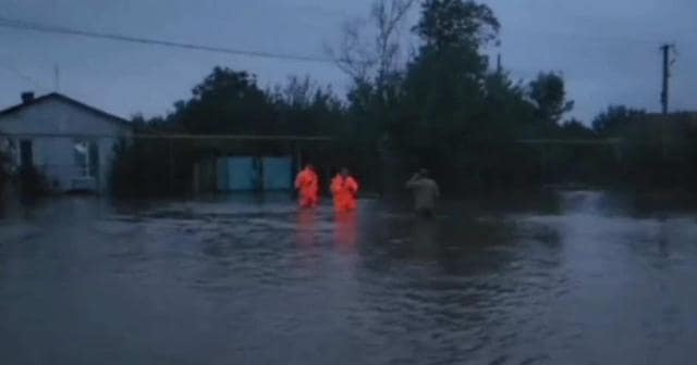 Долгожданный дождь в Крыму принес проблемы - затоплены придомовые территории