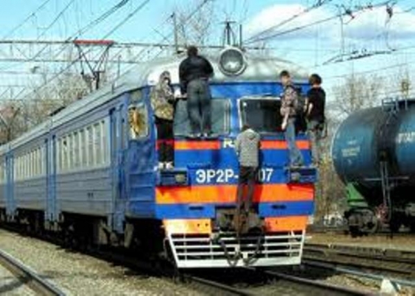 Школьник развлекался на железной дороге