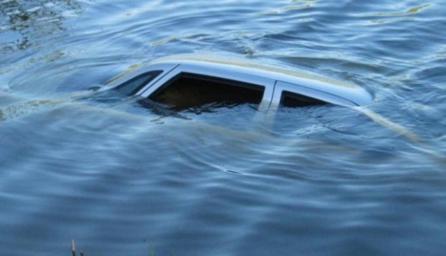 В Симферопольском водохранилище утонул автомобиль – погибла женщина