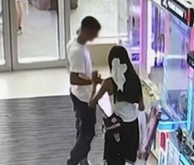 В Симферополе подростки обокрали в супермаркете игровой автомат